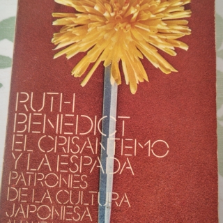 EL  CRISNTEMO  Y  LA  ESPADA